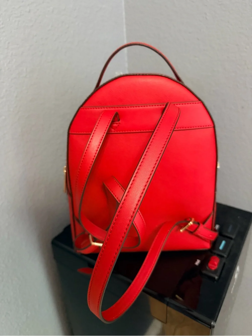 Michael Kors Red Saffiano Leather - Picture 4 of 6
